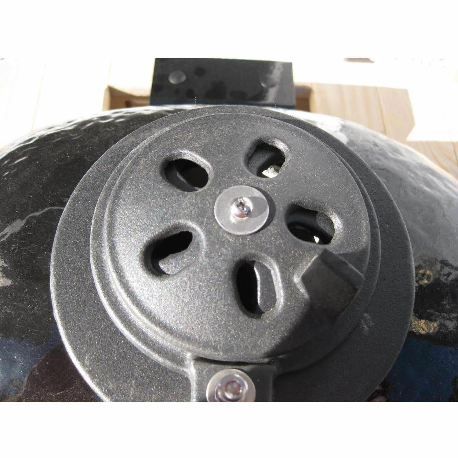 Primo CXLHJ Jack Daniel's Edition Extra Large Oval Ceramic Charcoal Kamado Grill On Cart 6 Primo CXLHJ Jack Daniel's Edition Extra Large Oval Ceramic Charcoal Kamado Grill On Cart - Image 4